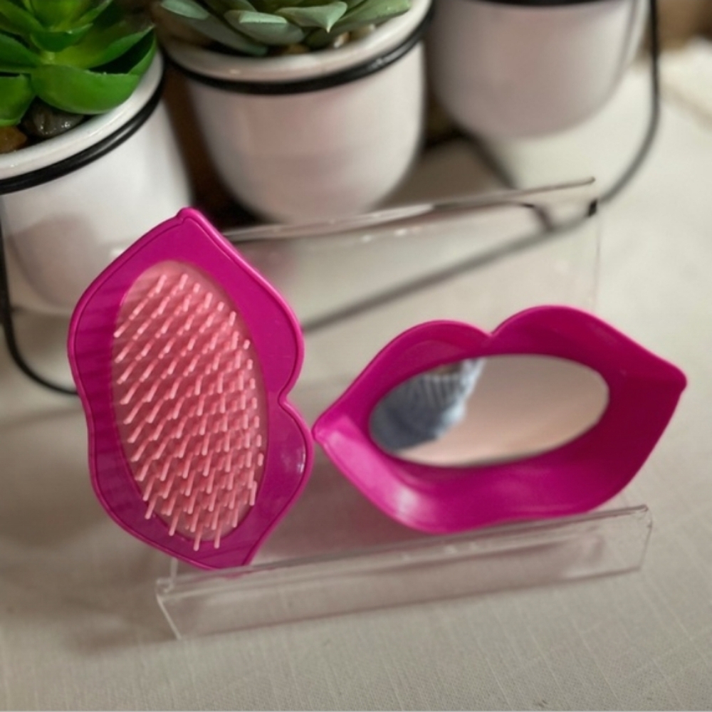 Lip💋-Shaped Compact / Travel Brush- Mirror 💓👄 - Picture 2 of 3